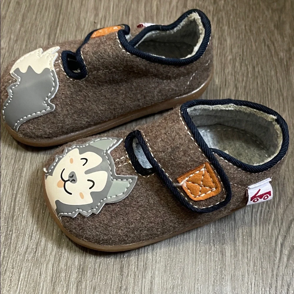 See Kai Run Cruz II Easy-On Felt Slippers Brown Husky Dog Shoes Sz 4 - LIKE NEW!